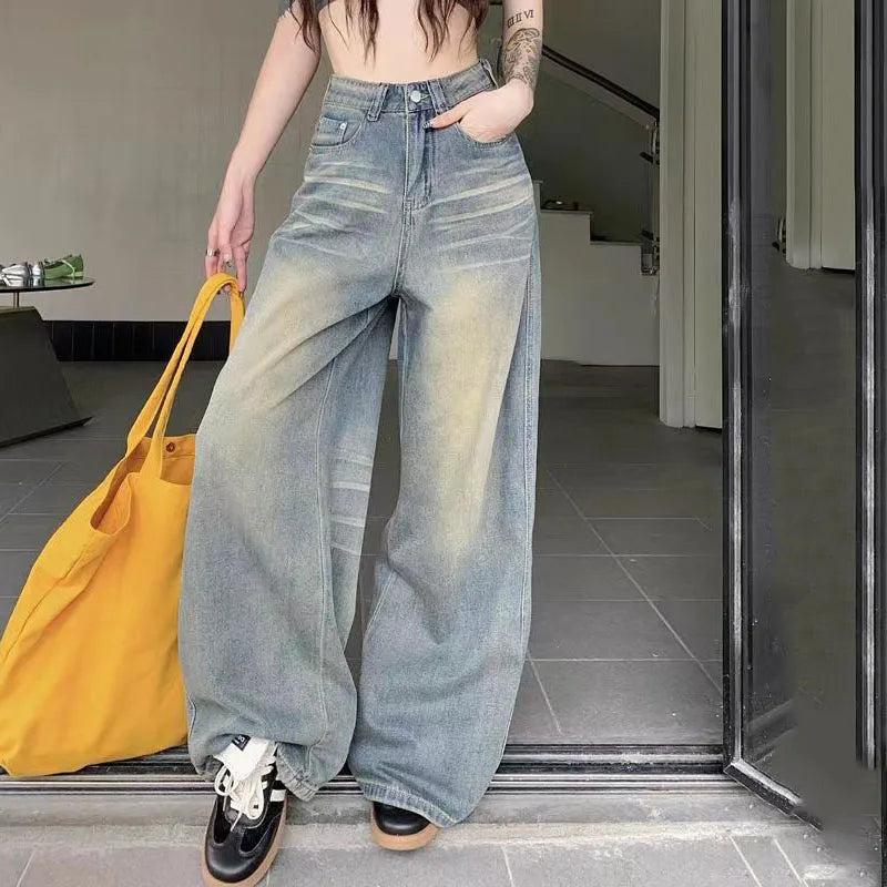 Schicke, gewaschene Jeans mit Knopfleiste und hohem Bund