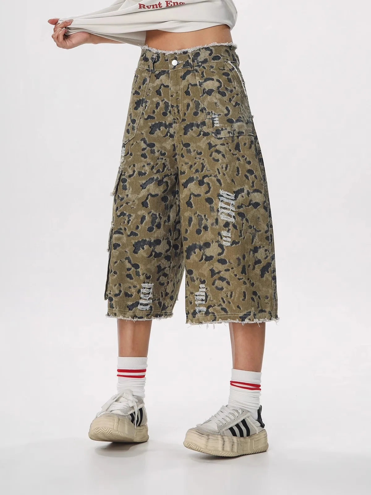 Trendige Vintage-Jorts mit Camouflage-Muster, weitem Bein und Rissen