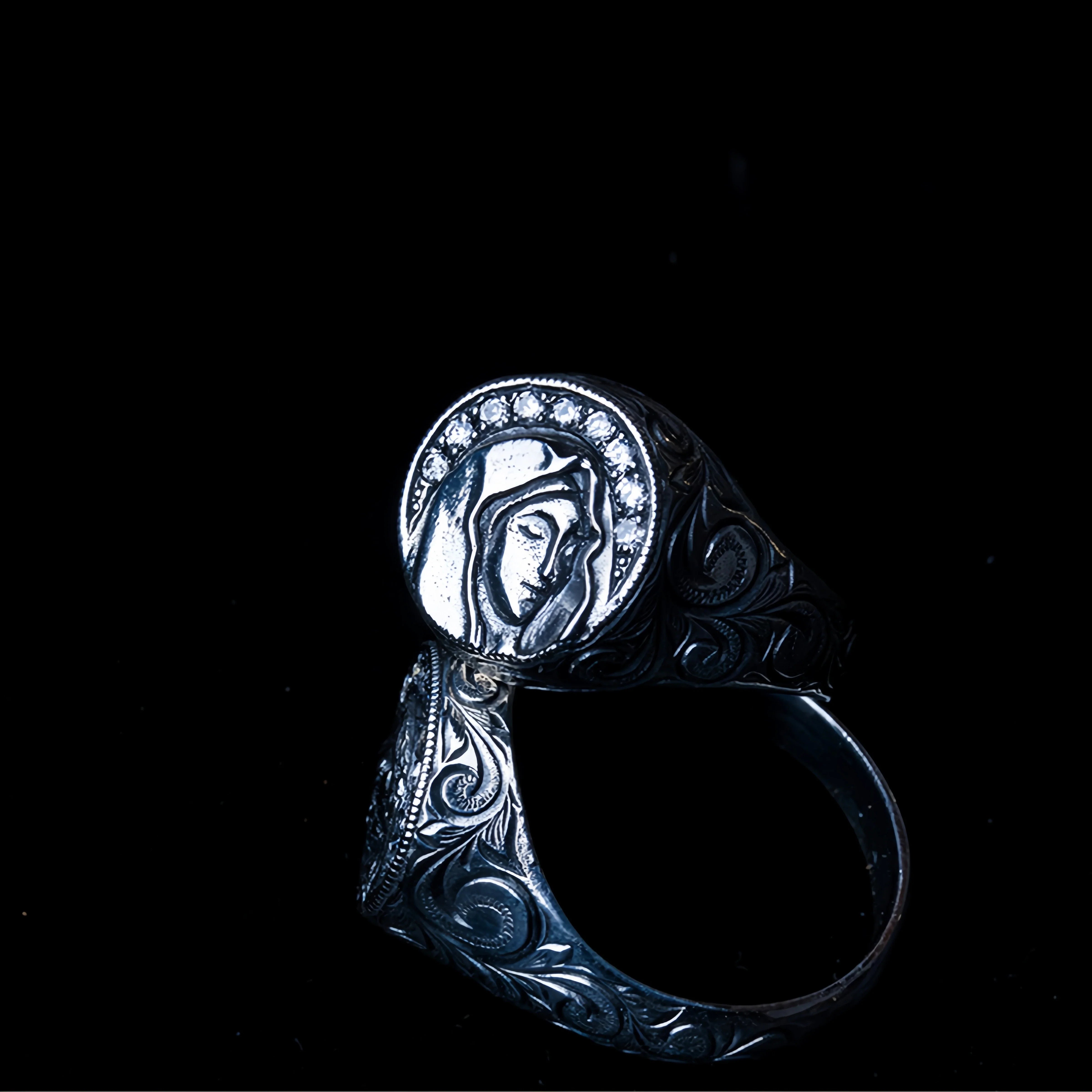 Verstellbarer offener Ring aus gotischem Stil mit der Jungfrau Maria