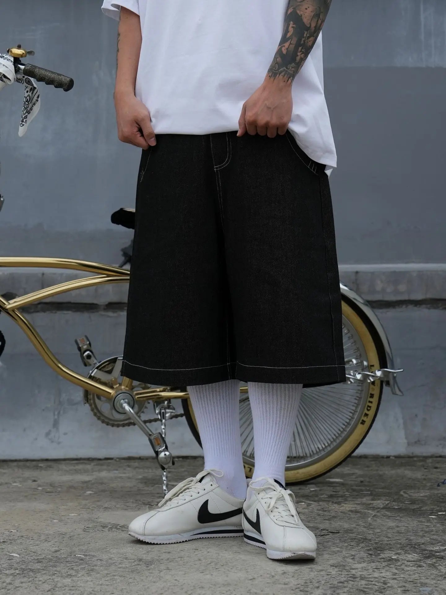 Bestickte Taschen, übergroße Jeansshorts