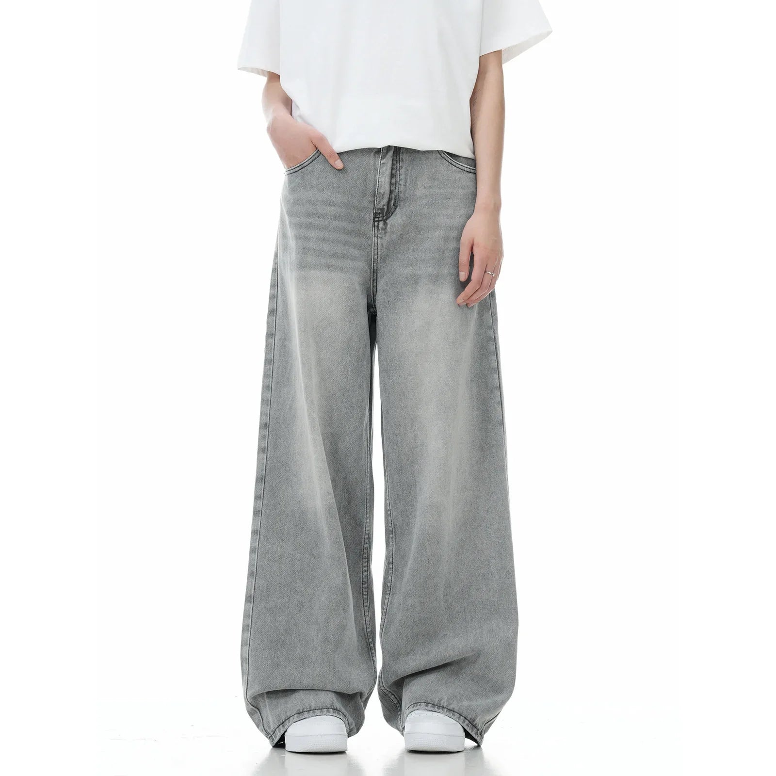 Isolierte High-Waist-Jeans mit weitem Bein