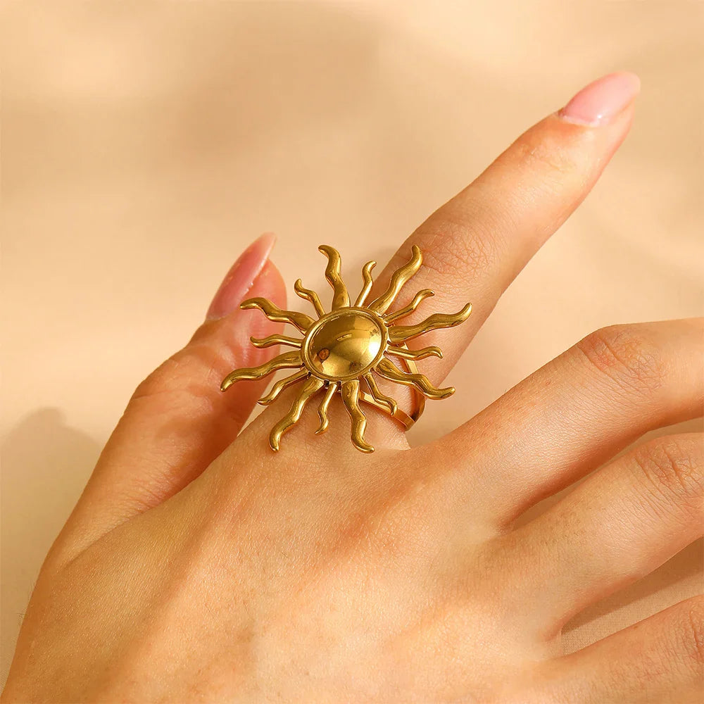 Glamouröser sonnenförmiger Goldring