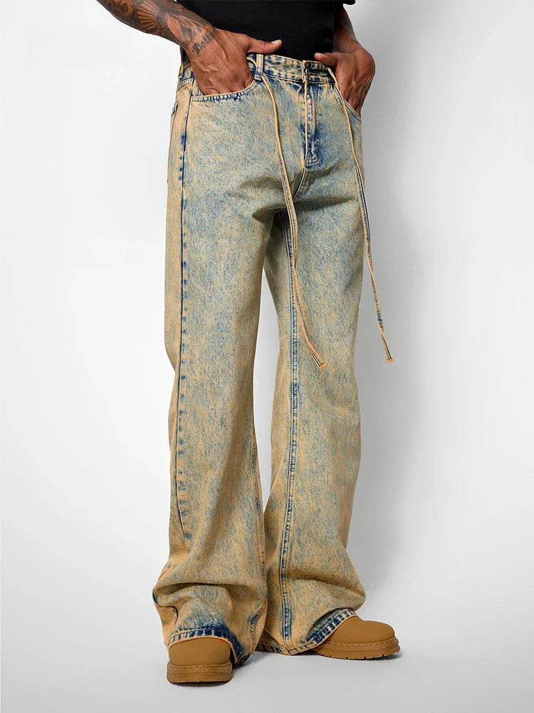 Isolierte braune gewaschene Freizeitjeans mit weitem Bein