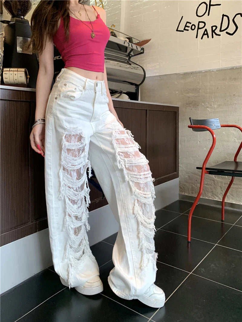 Weiße, hochgeschnittene Jeans mit Rissen und Spitzeneinsätzen