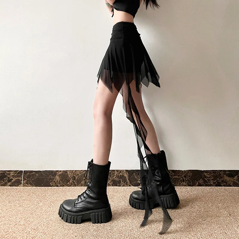 Dunkler Gothic-Minirock mit unregelmäßigem Saum