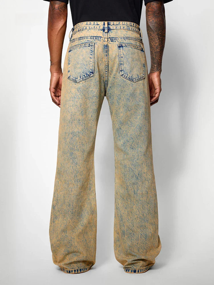 Isolierte braune gewaschene Freizeitjeans mit weitem Bein