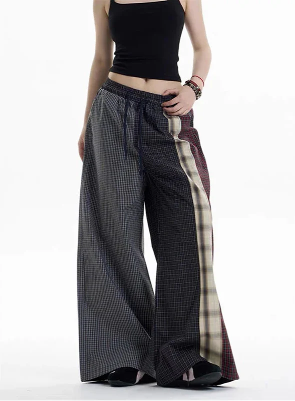 Modische karierte Hose mit weitem Bein im Streetwear-Stil der 2000er Jahre.