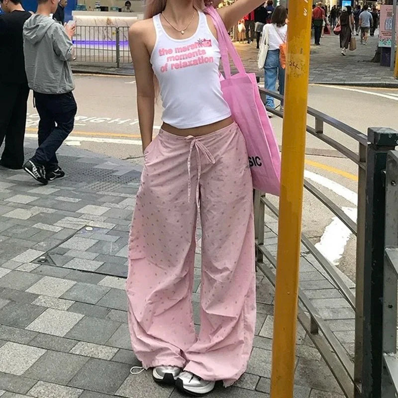Gerade geschnittene und elegante Hose mit pinkfarbenem Sternenmuster