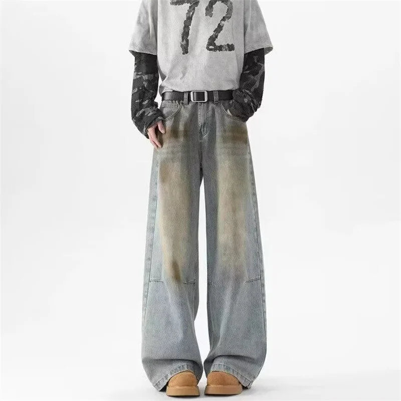 Jeans en denim vintage délavés à jambes larges, style streetwear.