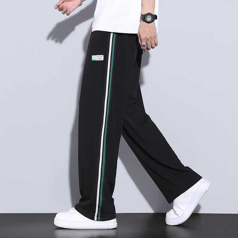 Minimalistische, sportliche Jogginghose mit weitem Bein