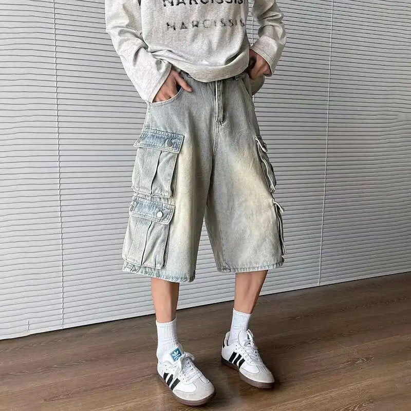 Isolierte, stylische Jeansshorts mit Farbverlauf und Waschung