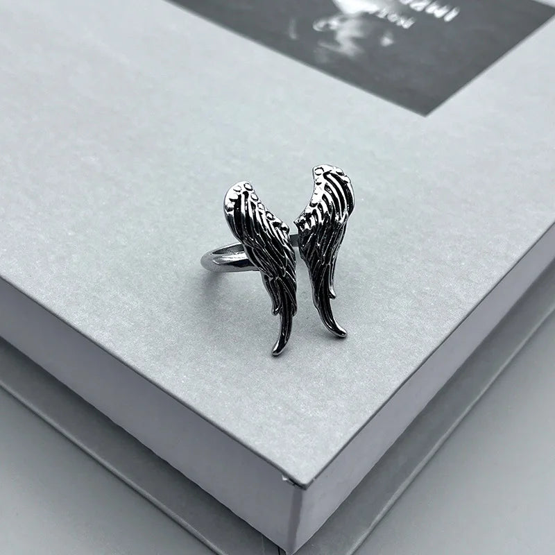 Handgefertigter Retro-Ring aus Silber mit Engelsflügeln