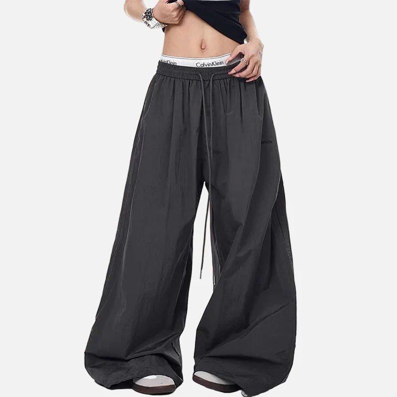 Gemütliche Oversize-Jogginghose im Gothic-Stil mit Fallschirm-Tanz-Optik und weitem Bein