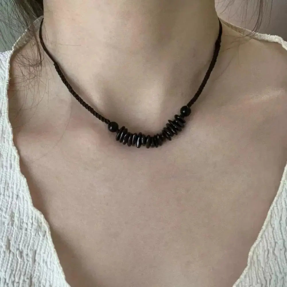 Halskette mit Anhänger aus schwarzem Stein, handgewebt