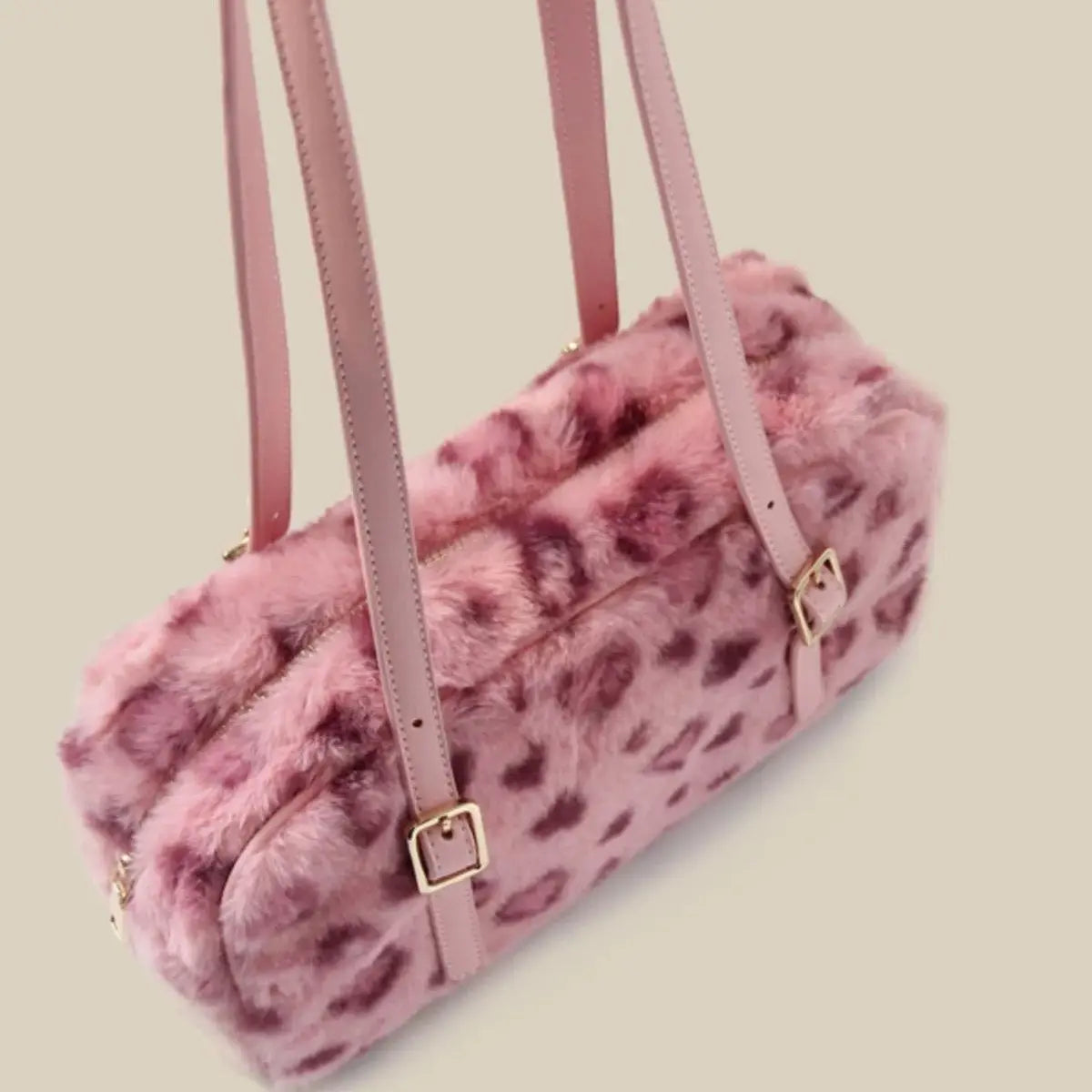 Sac bandoulière en fausse fourrure rose pâle à imprimé léopard