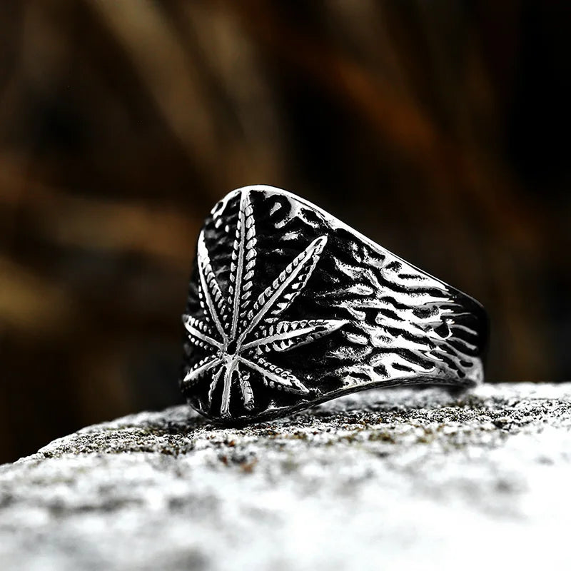 Handgefertigter Retro-Ring in Silberfarbe mit Marihuana-Motiv
