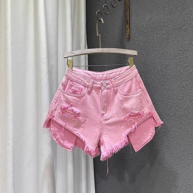 Hochgeschnittene, helle Jeans-Minishorts