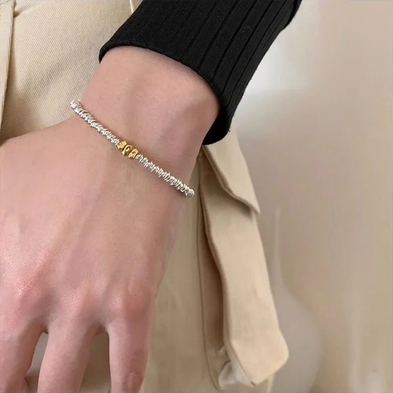 Bracelet ajustable en perles géométriques et cordon doré