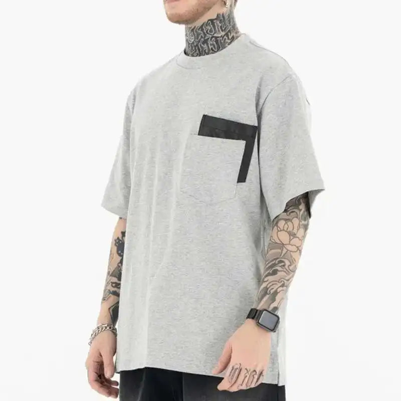 Trendiges T-Shirt mit Leder-Patchwork und zwei Taschen