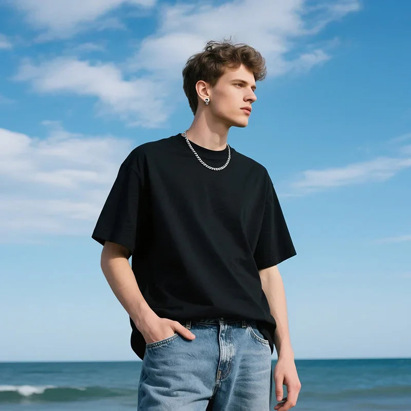 T-shirt minimaliste noir en coton à épaules tombantes