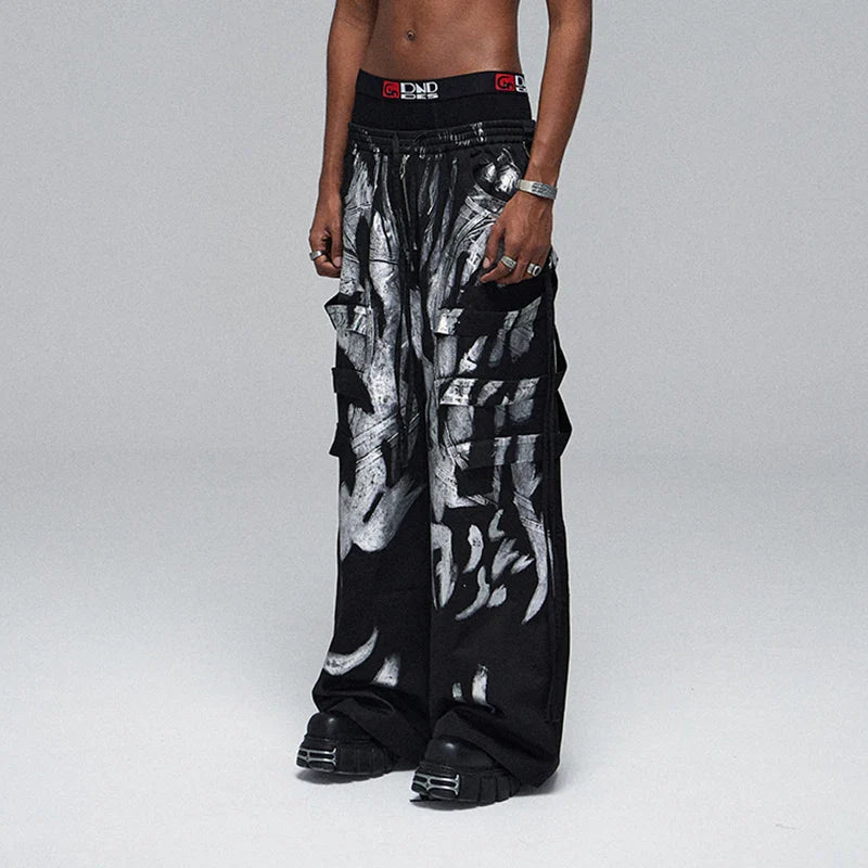 Hosen mit dunklem Sprühlack-Design und Taschen