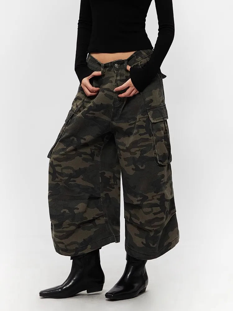 Gemütliche, lässige Jeans-Shorts im Vintage-Camo-Look mit Falten