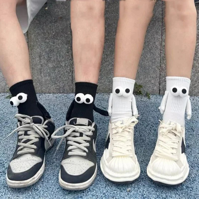 Socken mit magnetischen Händen und Cartoon-Augen