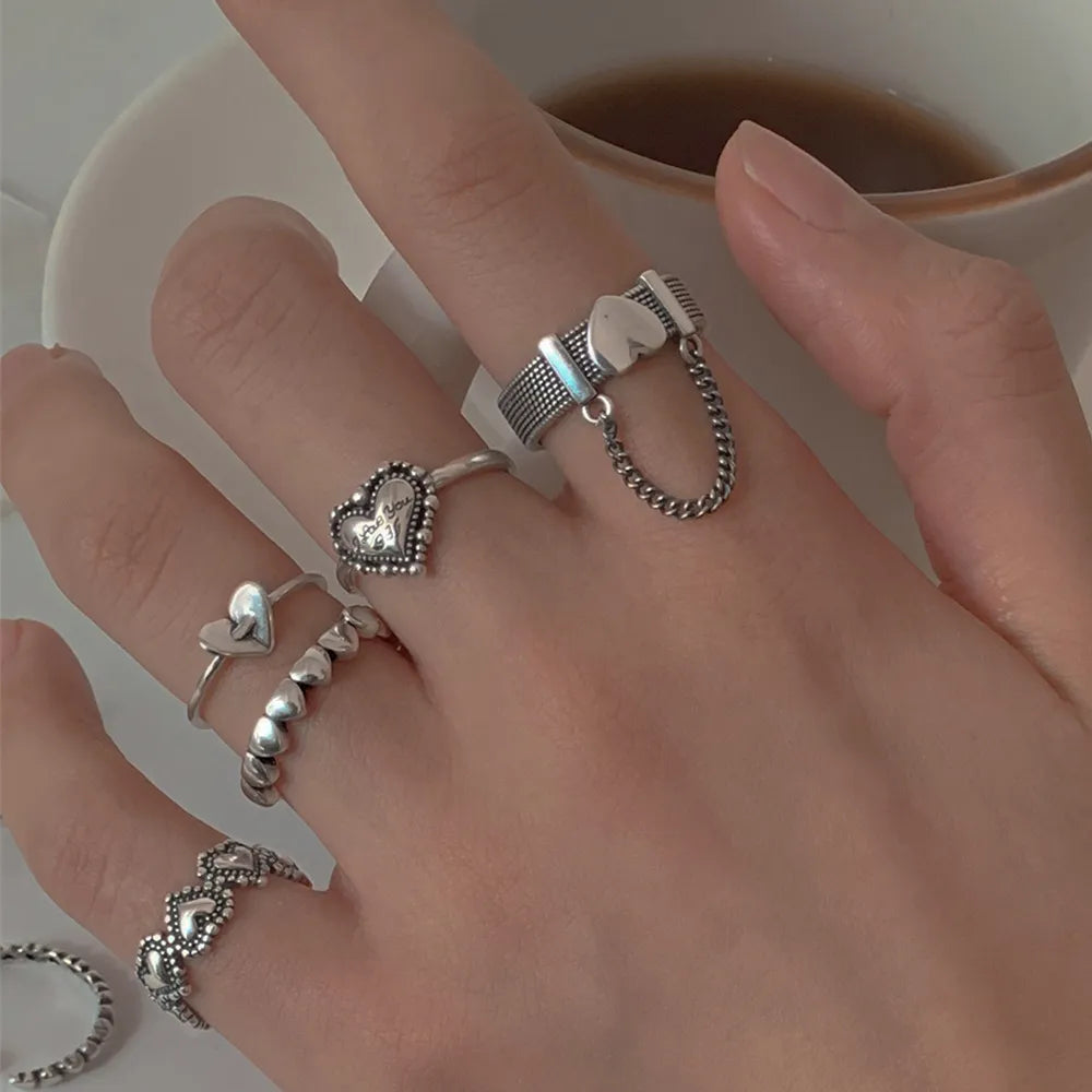 Herzförmige Ringe mit Ketten