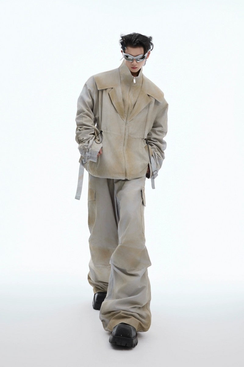 Set aus dekonstruierter Jacke und Cargohose im Used-Look mit Tintenprint.