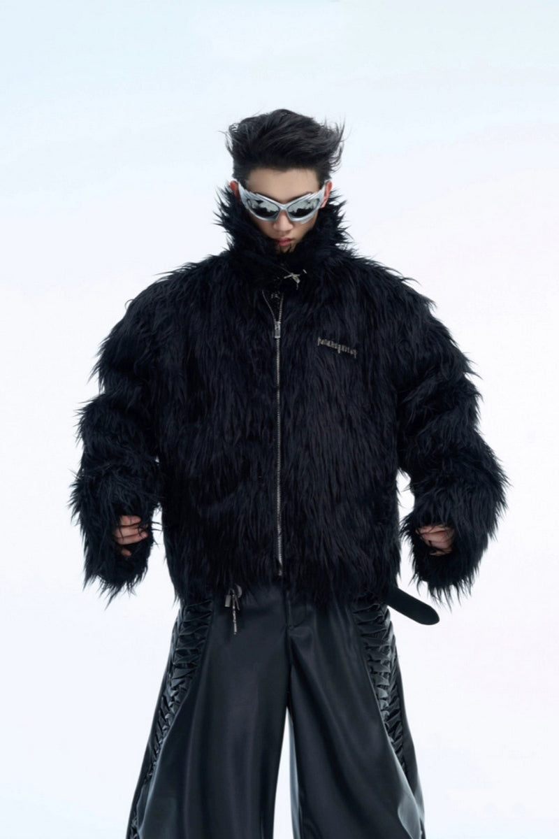 Veste courte en fausse fourrure avec boucle métallique
