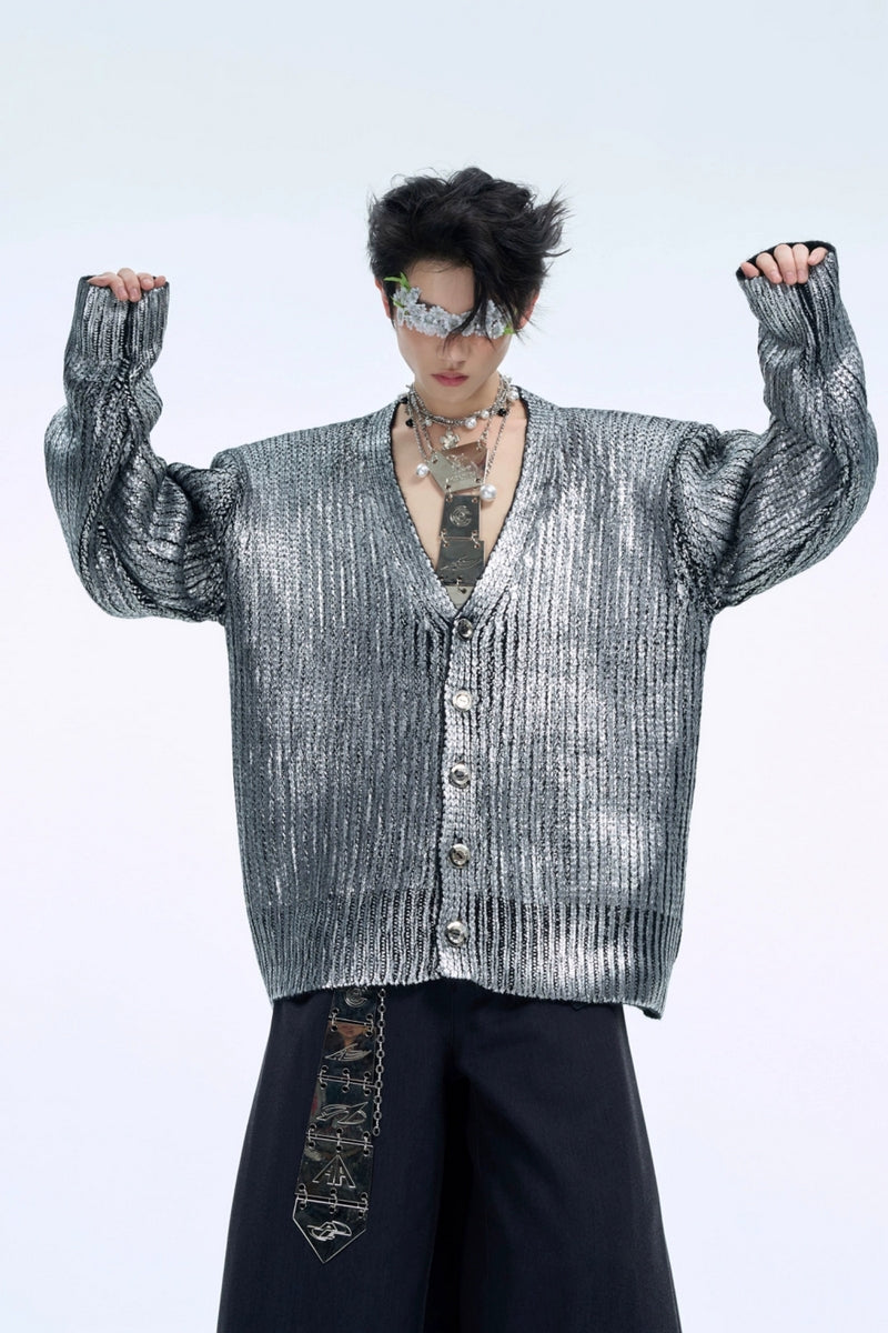 Metallisch schimmernder, schwerer Strickpullover mit V-Ausschnitt
