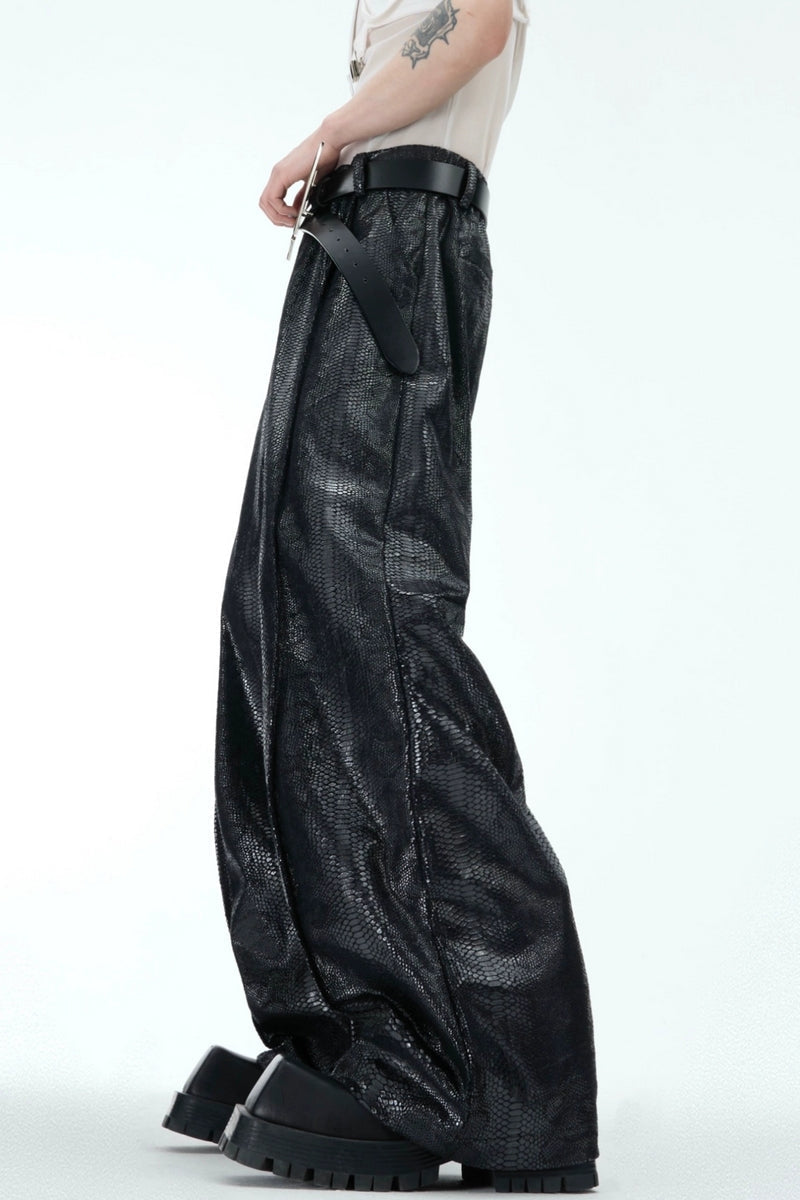 Pantalon à boutons métalliques et texture serpent