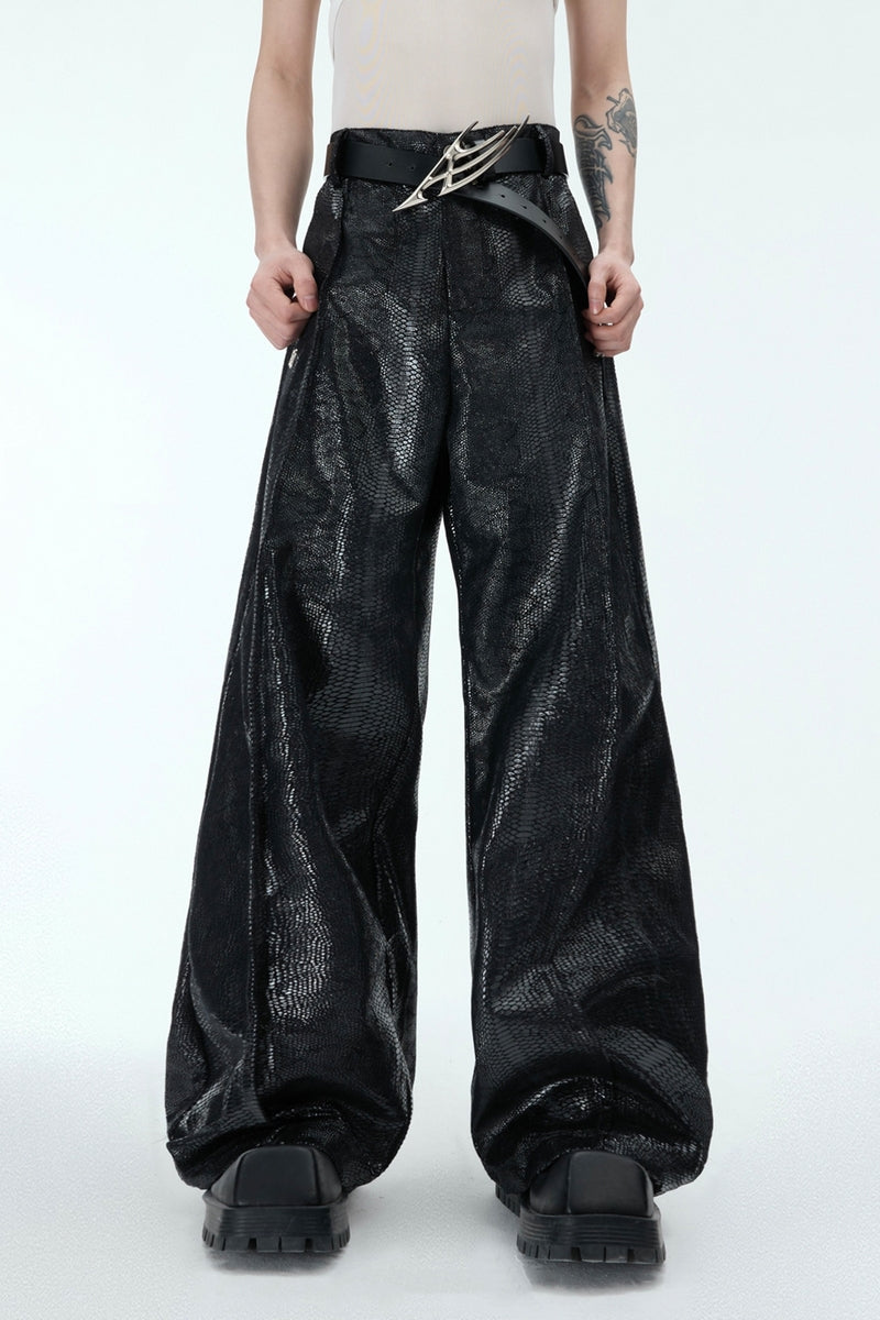 Pantalon à boutons métalliques et texture serpent