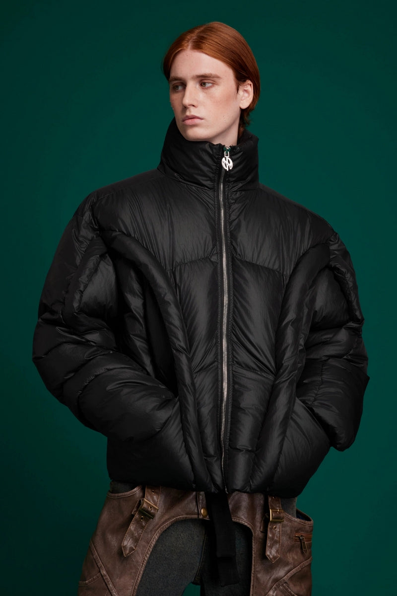 Gefaltete, dekonstruierte Jacke mit hohem Kragen