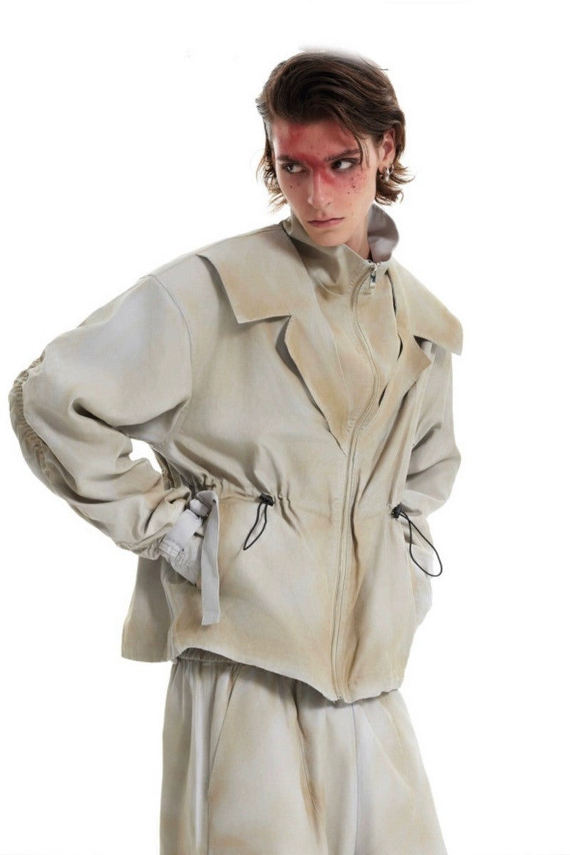 Set aus dekonstruierter Jacke und Cargohose im Used-Look mit Tintenprint.