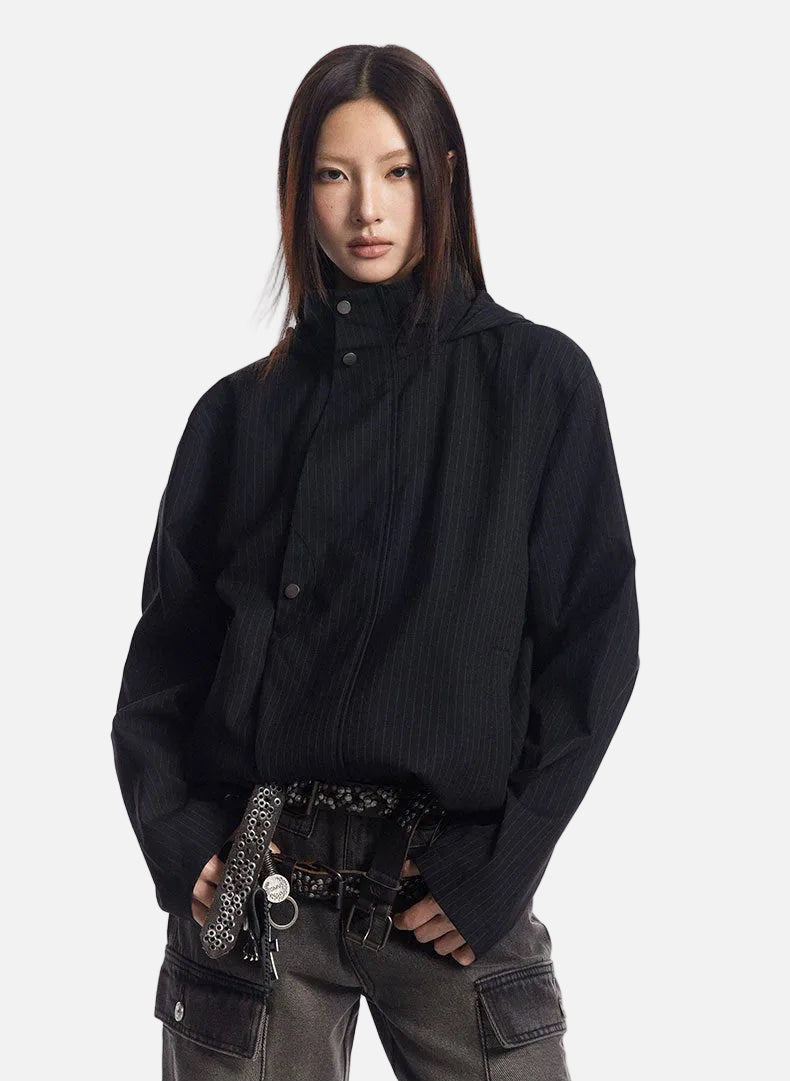 Jacke mit hohem Kragen und Knöpfen
