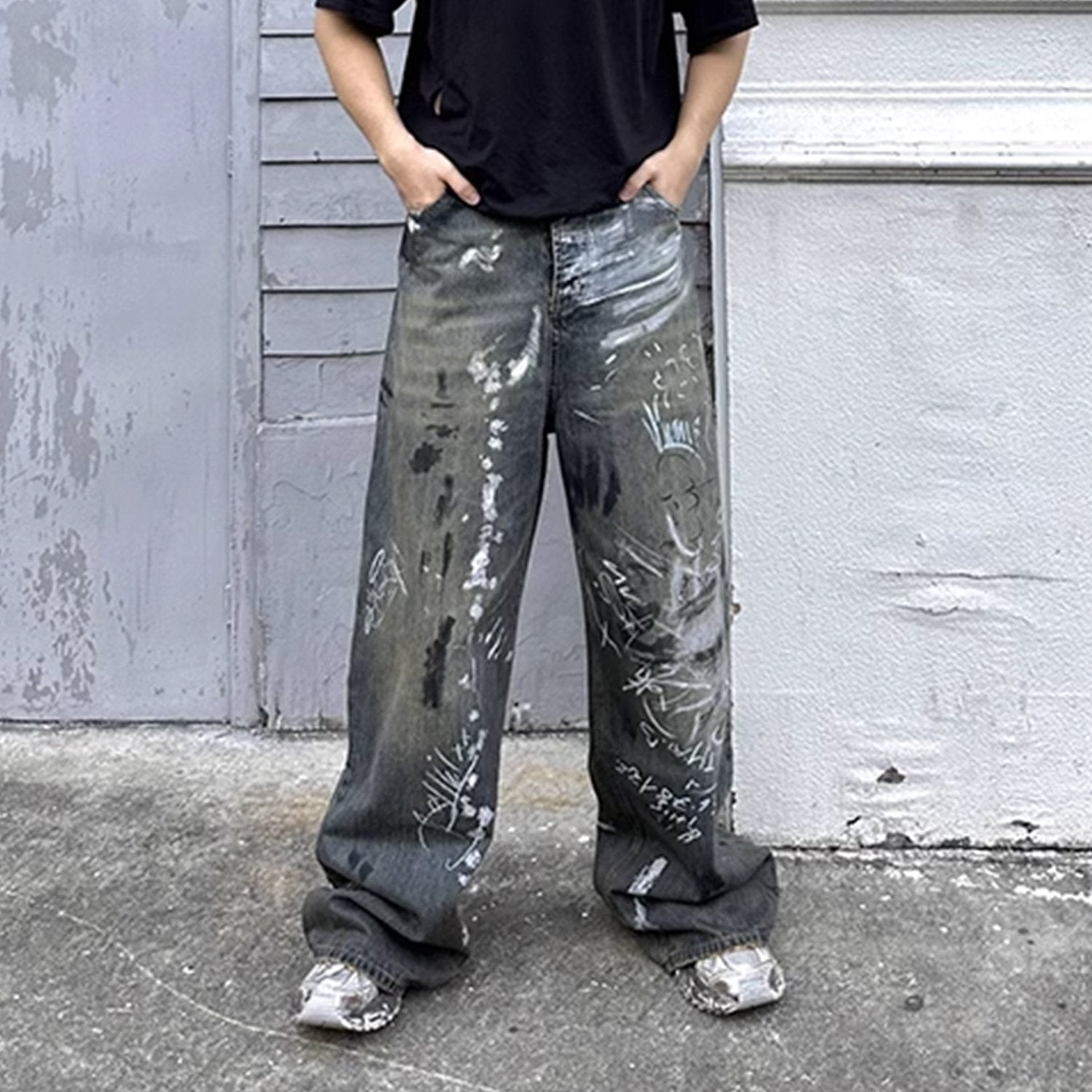 Weit geschnittene Baggy-Graffiti-Jeans
