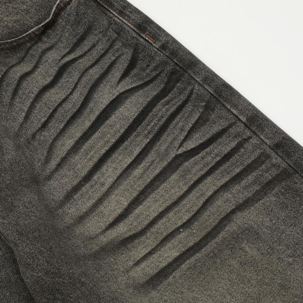 Used-Look-Jeans mit Falten und Rissen