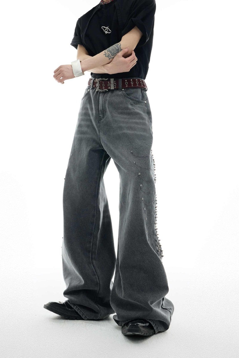 Gewaschener, mit Nieten besetzter Denim