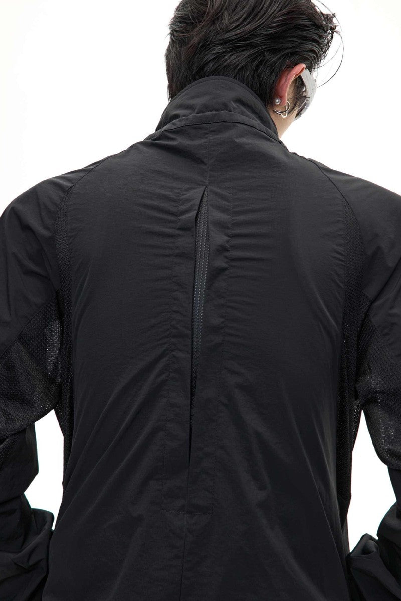 Dekonstruierte Windjacke mit Stehkragen