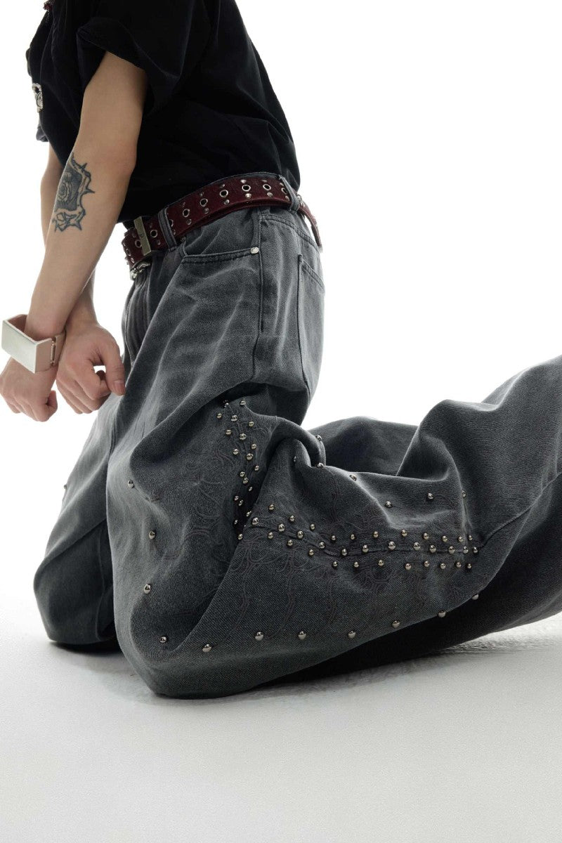 Gewaschener, mit Nieten besetzter Denim