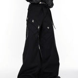 Weite Hose mit Metalllogos 