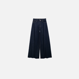 Dunkelblaue Jeans mit weitem Bein