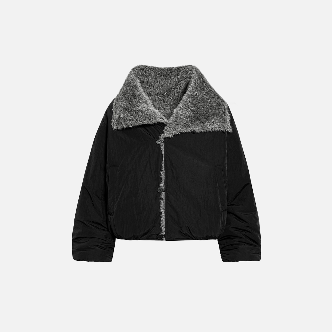 Luxuriöse, wattierte Samtjacke mit hohem Kragen und Kunstpelzbesatz