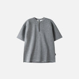 Sommerliches graues T-Shirt mit halbem Reißverschluss