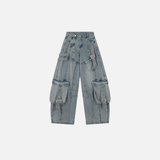 Gewaschene, zerrissene Jeans mit Gürtel