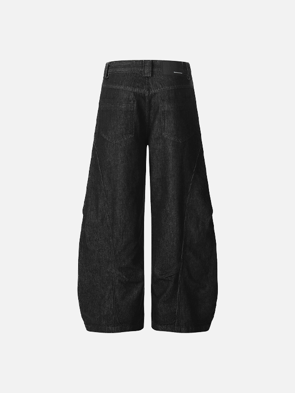 Stilvolle, dekonstruierte Jeans mit Falten und weitem Bein