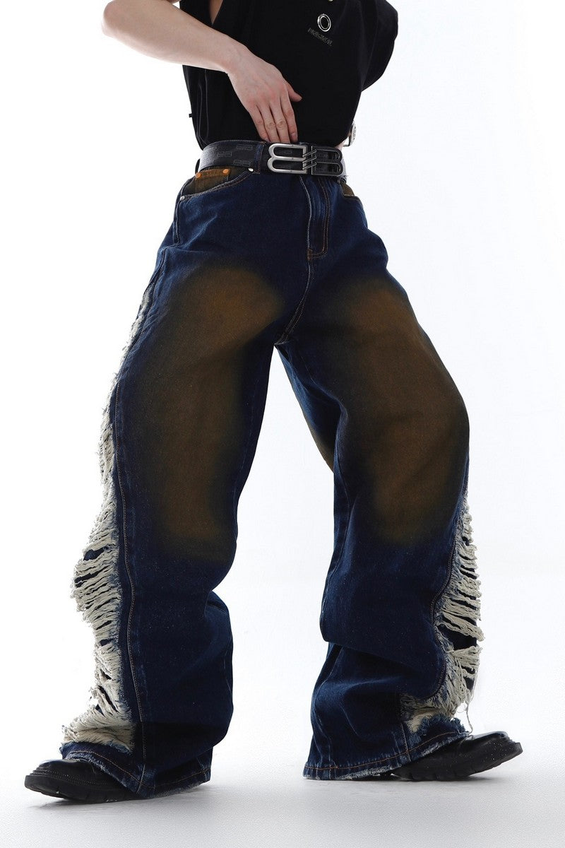 Gewaschene, ausgestellte Jeans im Used-Look 