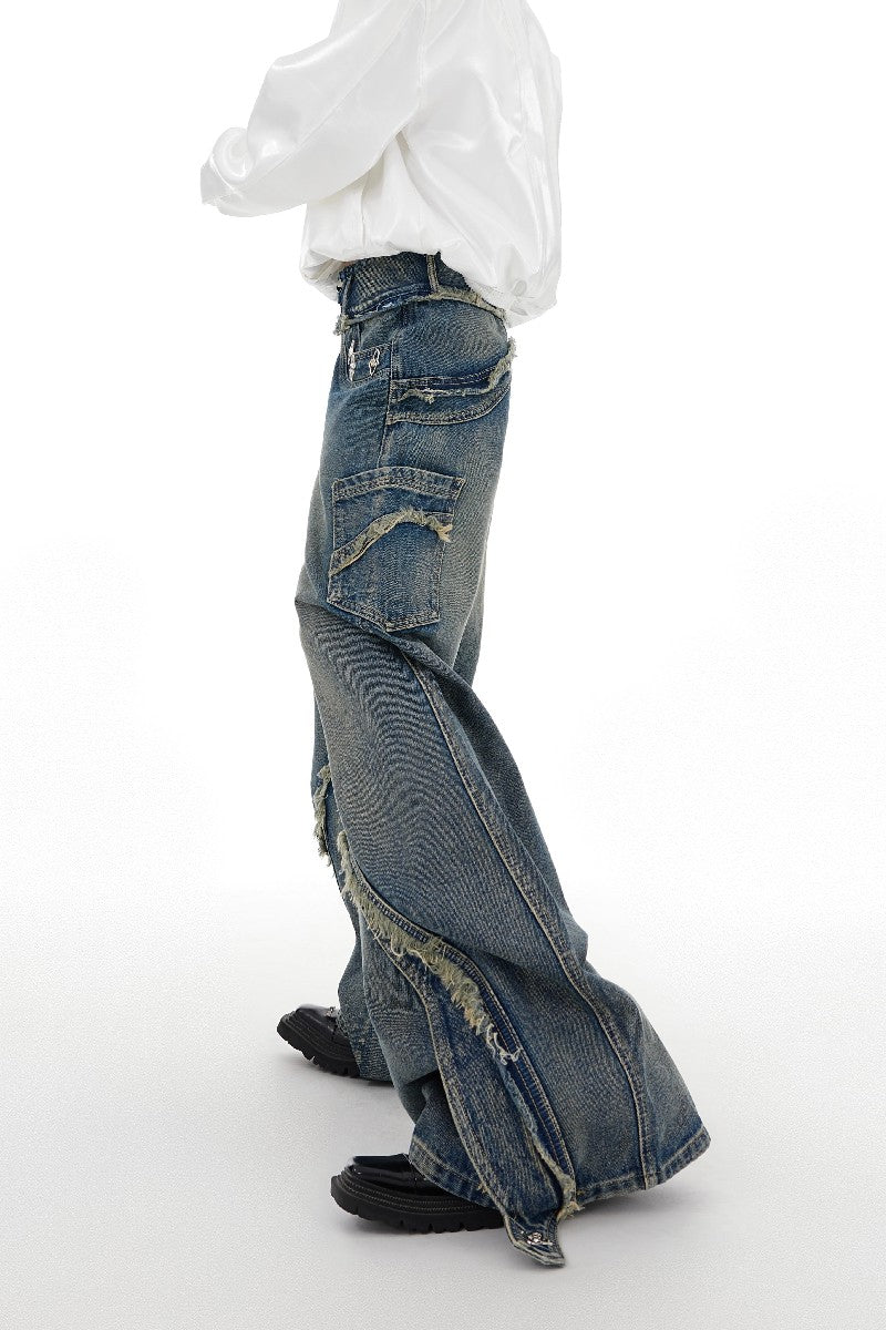 Gewaschener, ausgefranster Schlagjeans 