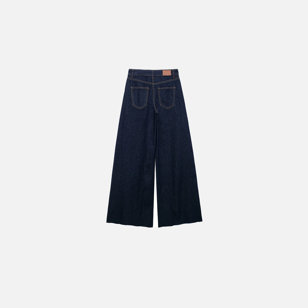 Dunkelblaue Jeans mit weitem Bein